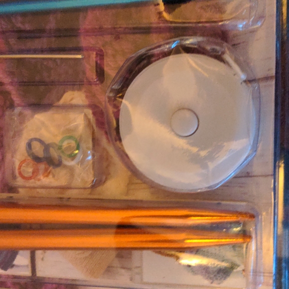 Beginner knitting set with yarn - Picture 3 of 7